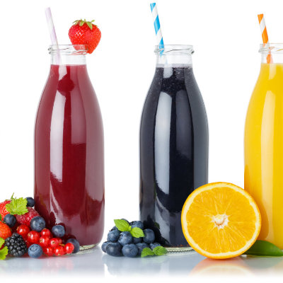 Säfte in Flaschen mit Obst